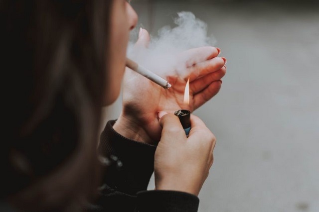 Những người hút thuốc lá truyền thống trước khi chuyển sang vaping có xu hướng gặp phải hội chứng “vape tongue”