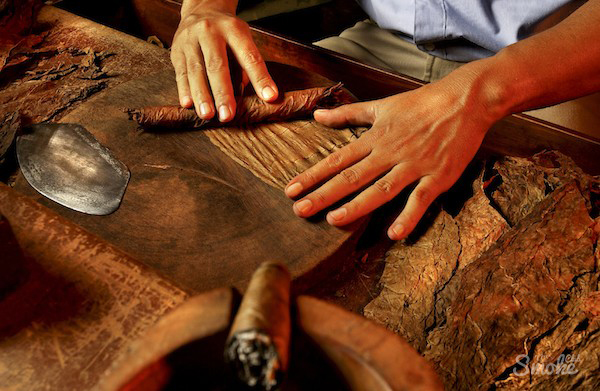 Kỹ Thuật Làm Cigar: 3 Điểm Khác Biệt Giữa Cigar Quấn Tay và Cigar Quấn Máy